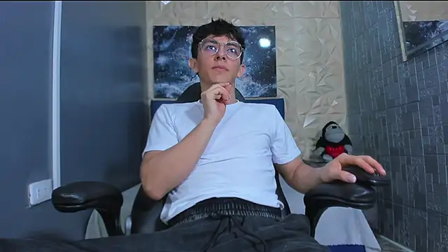 ElanGiraldo online show from June 16, 2026, 11:18 pm