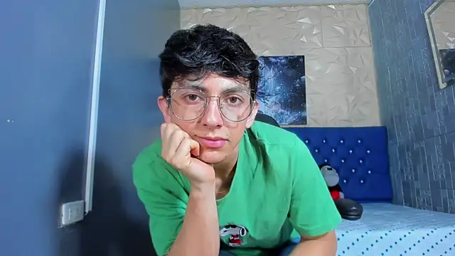 ElanGiraldo online show from July 4, 2026, 10:49 pm