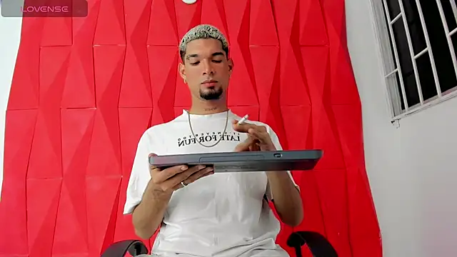 Snapshot of Carlitos_sexy chatting on November 12, 2025, 3:40 am Carlitos sexy online show from November 12, 2025, 3:40 am