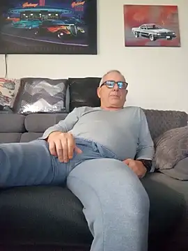 Snapshot of andy-1961 chatting on November 17, 2025, 2:45 pm andy-1961 online show from November 17, 2025, 2:45 pm