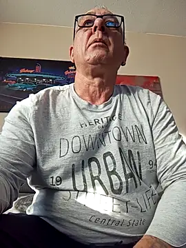 Snapshot of andy-1961 chatting on December 15, 2025, 9:57 am andy-1961 online show from December 15, 2025, 9:57 am