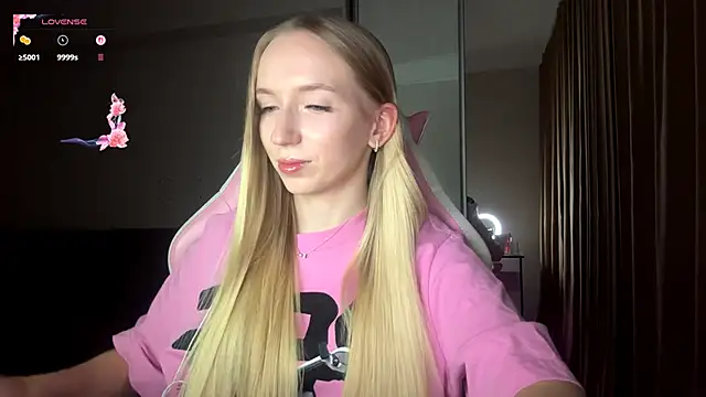 LaceDream online show from December 17, 2025, 4:13 pm