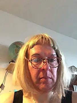 simone xdressing online show from April 12, 2026, 6:02 pm