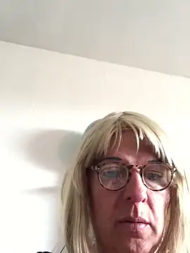 Snapshot of simone_xdressing chatting on April 26, 2026, 2:15 pm simone xdressing online show from April 26, 2026, 2:15 pm