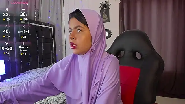 NaylaAbadi online show from November 18, 2025, 12:31 pm