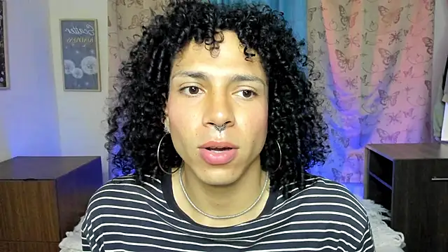 Snapshot of Angel_White25 chatting on December 22, 2025, 10:40 pm Angel White25 online show from December 22, 2025, 10:40 pm