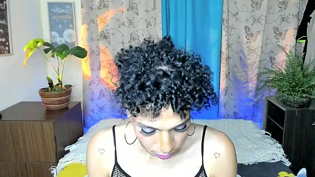 Snapshot of Angel_White25 chatting on February 5, 2026, 11:42 pm Angel White25 online show from February 5, 2026, 11:42 pm