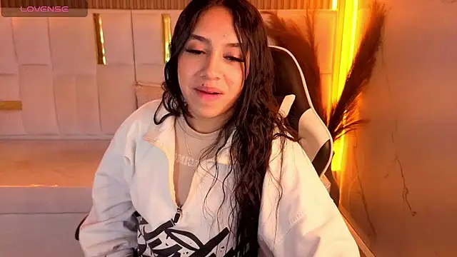 Snapshot of Juliana_Tx chatting on February 26, 2026, 2:43 am Juliana Tx online show from February 26, 2026, 2:43 am