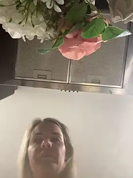 Snapshot of Cutebrowneyes_ chatting on February 3, 2026, 10:15 pm Cutebrowneyes online show from February 3, 2026, 10:15 pm