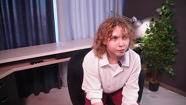 MinaBelsey online show from November 18, 2025, 2:39 am