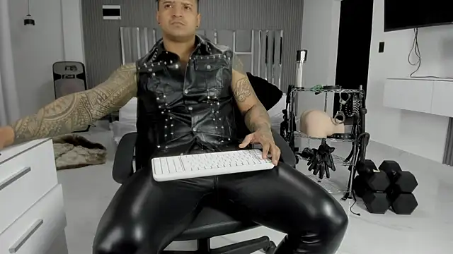 Snapshot of master_leather chatting on June 10, 2026, 4:56 am master leather online show from June 10, 2026, 4:56 am