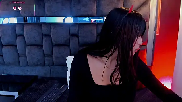 IssaJones  online show from April 17, 2026, 9:40 pm