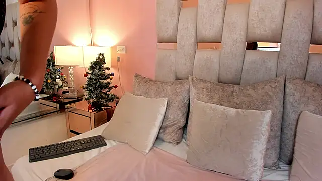 avrilwaynee online show from November 29, 2025, 12:41 pm