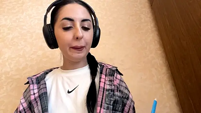 CindyFlowers online show from November 14, 2025, 12:15 pm