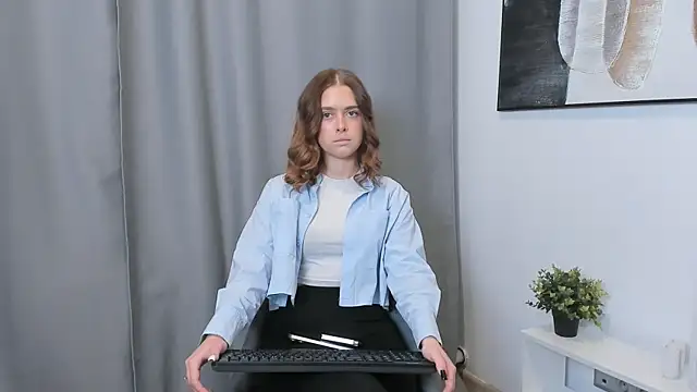 Snapshot of EttaGeremia chatting on November 17, 2025, 2:23 pm EttaGeremia online show from November 17, 2025, 2:23 pm