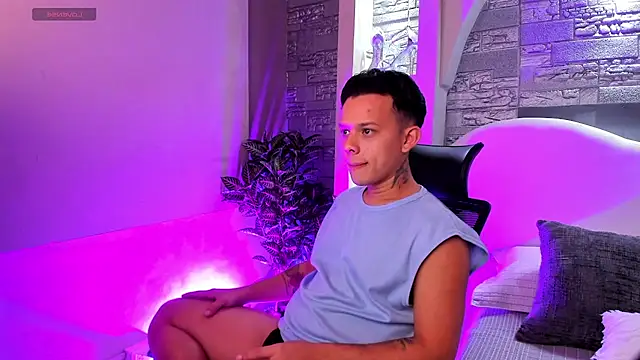 Valentino moretti online show from November 18, 2025, 12:20 pm