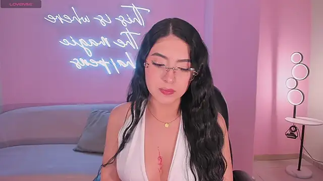 Snapshot of HaileyRoss_ chatting on April 15, 2026, 12:45 pm HaileyRoss online show from April 15, 2026, 12:45 pm