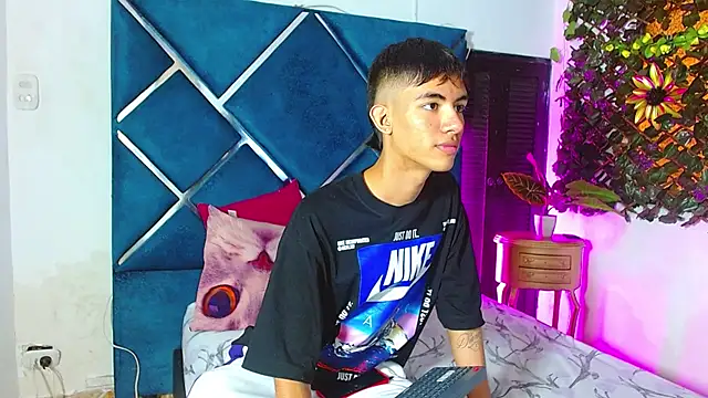 JamesConnor001 online show from November 17, 2025, 7:19 pm