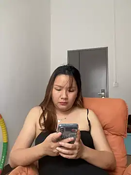 yiyi0316 online show from April 13, 2026, 5:57 am