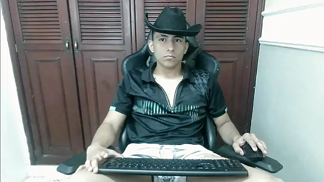 Snapshot of dannyt_hot chatting on November 18, 2025, 12:42 pm dannyt hot online show from November 18, 2025, 12:42 pm