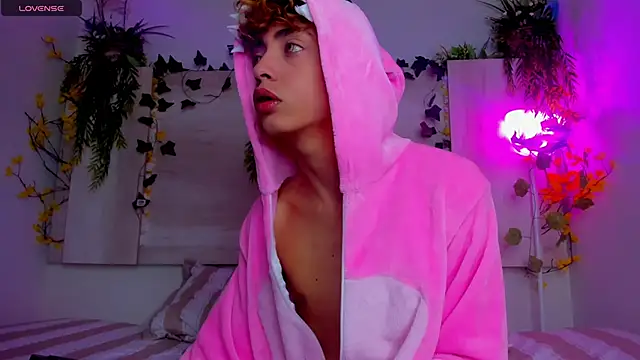 Snapshot of Twinkk_Guy chatting on November 18, 2025, 2:39 am Twinkk Guy online show from November 18, 2025, 2:39 am