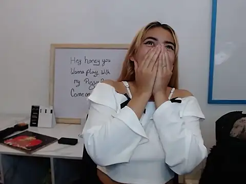 KloeeCavallier online show from February 25, 2026, 5:11 pm