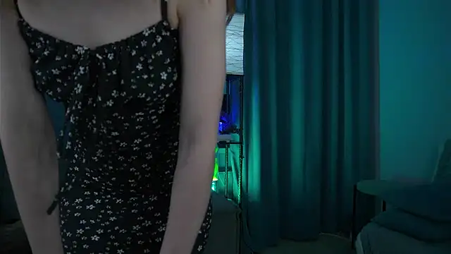 Snapshot of foxy_cute4you chatting on November 18, 2025, 6:01 pm foxy cute4you online show from November 18, 2025, 6:01 pm