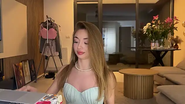 Jolienne online show from March 12, 2026, 8:26 pm