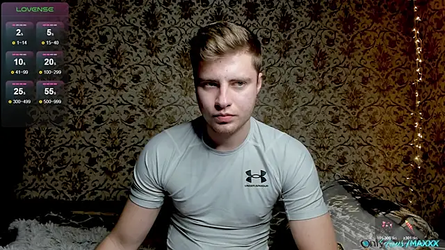 Maxhornyblondieman online show from December 3, 2025, 2:04 pm