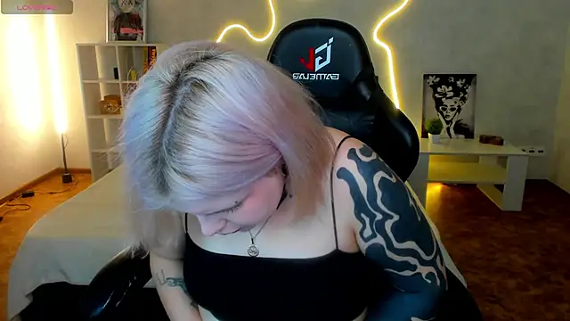 shadow  purrr online show from December 1, 2025, 1:32 am