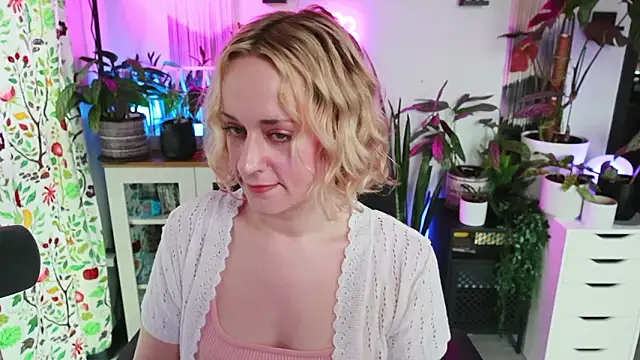 xzoeyryanx online show from February 13, 2026, 6:48 pm