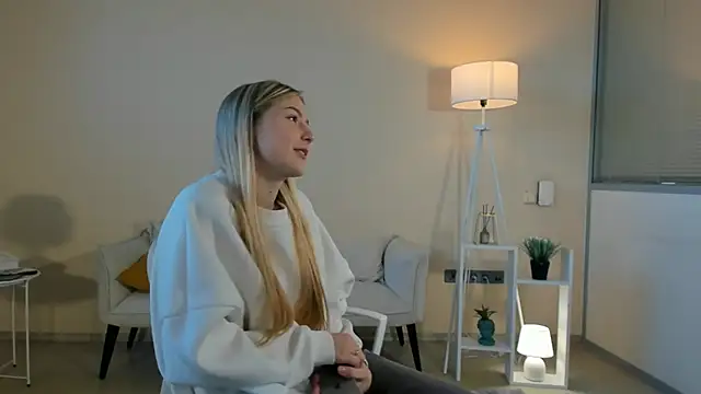 LaunaStrate online show from November 20, 2025, 5:40 am