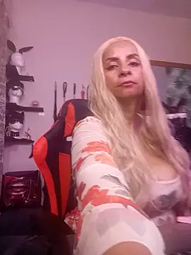 Snapshot of LaReineCleo chatting on June 10, 2026, 10:25 am LaReineCleo online show from June 10, 2026, 10:25 am