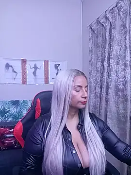 Snapshot of LaReineCleo chatting on June 29, 2026, 10:37 am LaReineCleo online show from June 29, 2026, 10:37 am