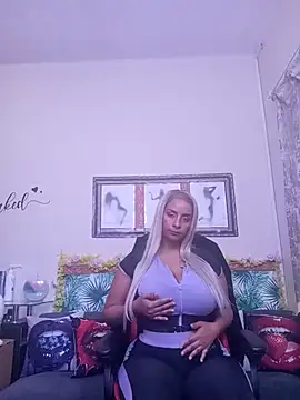 Snapshot of LaReineCleo chatting on July 9, 2026, 10:41 am LaReineCleo online show from July 9, 2026, 10:41 am