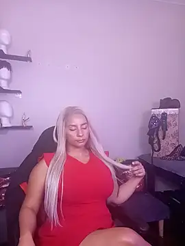 Snapshot of LaReineCleo chatting on July 16, 2026, 11:05 am LaReineCleo online show from July 16, 2026, 11:05 am