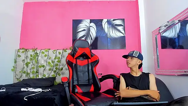 MiaAndTeylor online show from November 21, 2025, 7:34 pm