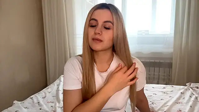 Snapshot of LuciaShadwell chatting on November 21, 2025, 4:44 am LuciaShadwell online show from November 21, 2025, 4:44 am