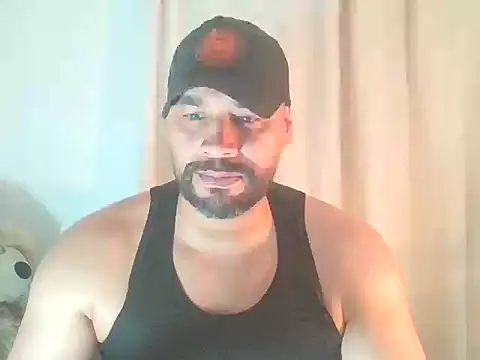 Snapshot of musclehetero chatting on February 3, 2026, 10:26 pm musclehetero online show from February 3, 2026, 10:26 pm