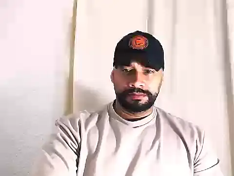 Snapshot of musclehetero chatting on February 13, 2026, 3:30 pm musclehetero online show from February 13, 2026, 3:30 pm