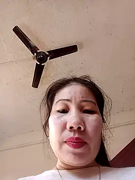 Snapshot of Reema_143 chatting on January 12, 2026, 5:45 am Reema 143 online show from January 12, 2026, 5:45 am