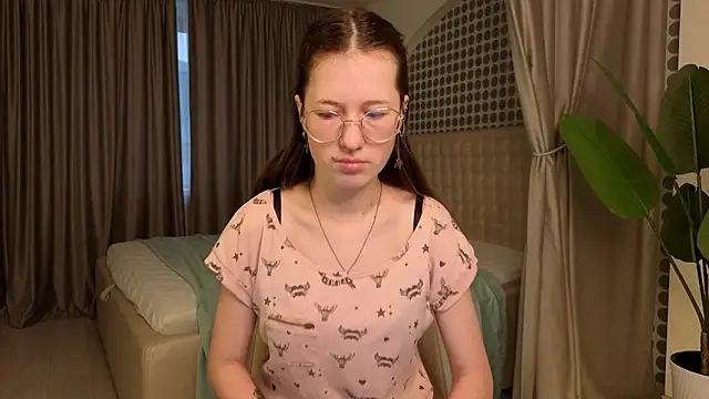 MiraFenech online show from November 30, 2025, 6:06 am