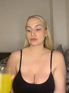 Snapshot of BootyQueenApril chatting on December 13, 2025, 10:04 pm BootyQueenApril online show from December 13, 2025, 10:04 pm