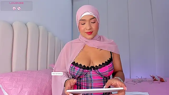 Amira-Zahra online show from June 17, 2026, 10:54 pm