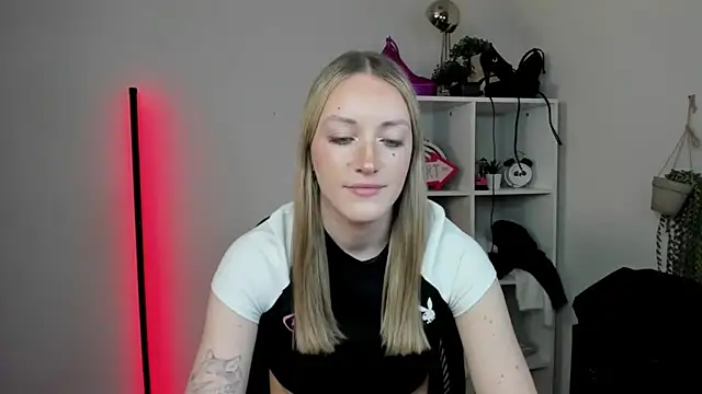 EvelynBlond online show from April 1, 2026, 1:41 pm