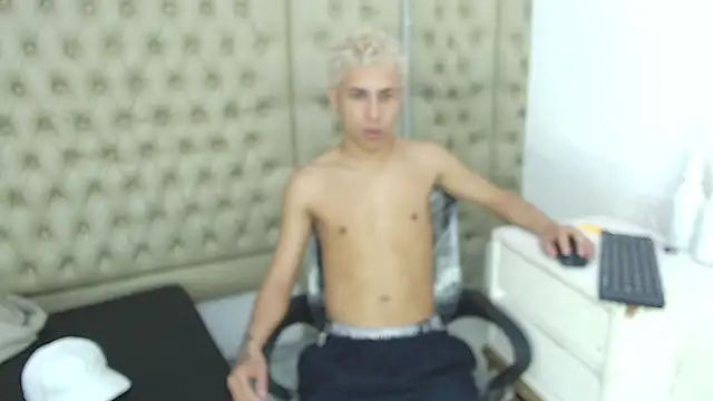 Snapshot of HollmanFronsh chatting on December 1, 2025, 3:00 am HollmanFronsh online show from December 1, 2025, 3:00 am