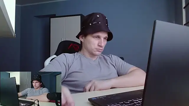 Snapshot of Poliglotjoe1 chatting on February 10, 2026, 2:21 pm Poliglotjoe1 online show from February 10, 2026, 2:21 pm