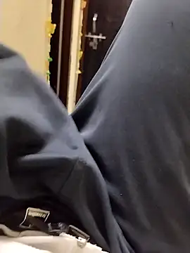 Snapshot of Roy___121 chatting on February 16, 2026, 12:29 am Roy 121 online show from February 16, 2026, 12:29 am