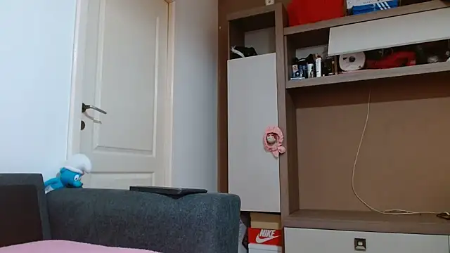 Erii18 online show from April 12, 2026, 4:34 pm