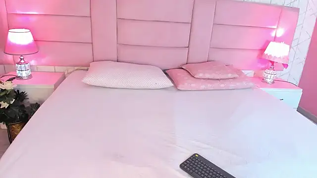 VictoriaLasse online show from April 12, 2026, 1:38 pm